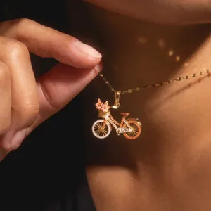 Primer plano detallado del colgante de bicicleta con flores de acero inoxidable 316L