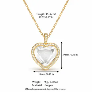 Elegante ciondolo a medaglione a cuore placcato in oro con cristallo e misure di 19 mm
