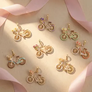 Detalle de dijes de bicicleta esmaltados con cestas de flores sobre fondo de cinta rosa