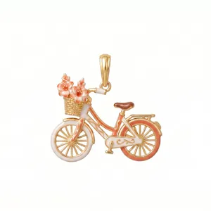 Vista detallada de un colgante de bicicleta 3D con flores pintadas en acero 316L