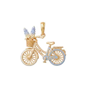 Vista detallada de un colgante de bicicleta de acero dorado con flores de esmalte azul.