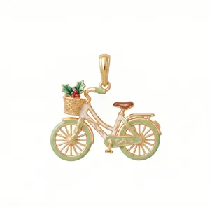 Detalle de un colgante de bicicleta de acero 316L con esmalte de colores y cesta de bayas.