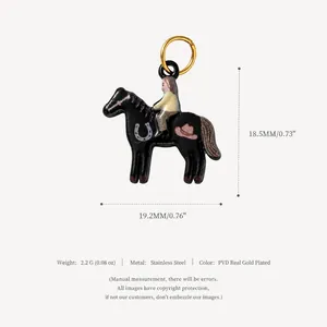 Pendentif cheval noir détaillé avec cavalier et anneau de saut doré accessoire
