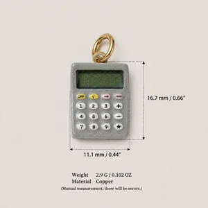 Vista detallada del colgante de calculadora gris con dimensiones e información de peso