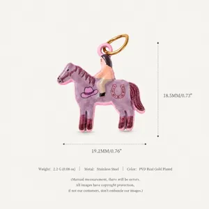 Pendentif cavalier cheval violet avec chapeau de cowboy rose en acier doré chic