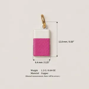 Detalle que muestra las dimensiones y el peso de un dije de goma rosa y blanco de cobre.