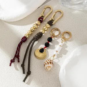 Elegante Taschenanhänger mit Muscheln und Goldperlen im marinen Stil für Handtaschen