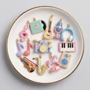 Colección detallada de dijes esmaltados de instrumentos musicales y notas en un plato