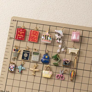 Assortiment de breloques de dessin animé sur tapis quadrillé avec caméra et ballon