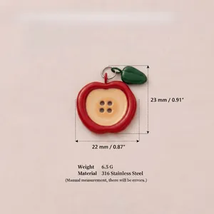 Detail eines apfelförmigen Knopfanhängers mit Maßen von 23 mm x 22 mm und 316 Edelstahl-Label