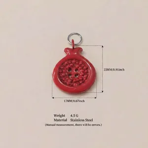 Roter Granatapfel-Knopfanhänger im Detail mit 23 mm Größe und Edelstahlmaterial