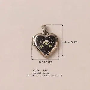 Ciondolo locket a forma di cuore in rame con stampa floreale bianca per creazione gioielli