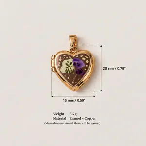 Ciondolo portafoto a cuore dorato con smalto floreale viola per creazione gioielli fai-da-te.