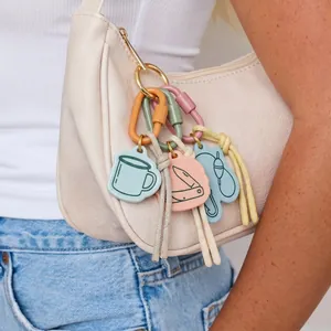 Breloques de camping en acrylique coloré avec cordon mousqueton pour sacs à main.