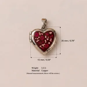 Ciondolo medaglione a cuore con motivo floreale in rame finitura argento 20 mm