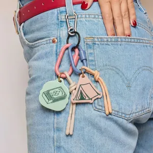 Détail de pendentifs en acrylique sur le thème du camping avec mousquetons colorés