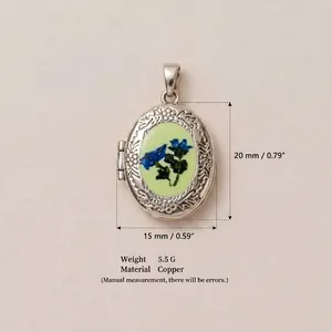 Pendaglio a medaglione ovale floreale in argento vintage con stampa di gloria mattutina