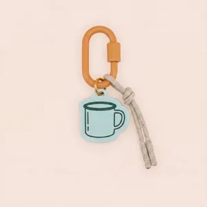 Vue détaillée du porte-clés mug de camping en acrylique avec mousqueton orange et cordon