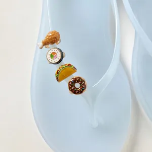Detailansicht bunter Schuhstecker mit Essensmotiven wie Sushi und Donut auf Flip-Flops
