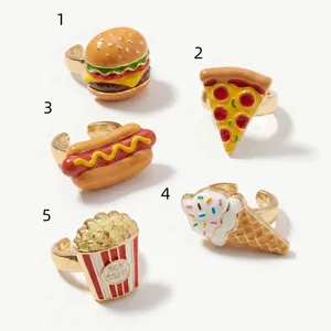 Detailansicht von fünf verspielten Ringen im Food-Design mit bunten Emaille-Details