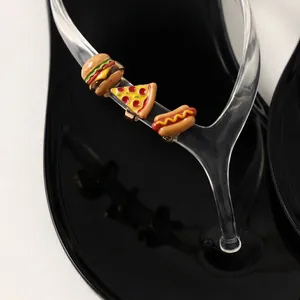 Detailansicht von 3D-Schuhanhängern in Lebensmittelform: Burger, Pizza und Hotdog