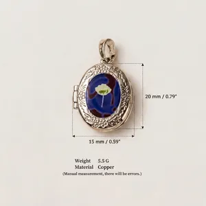 Ciondolo medaglione ovale vintage argento con incisione floreale e fiore blu