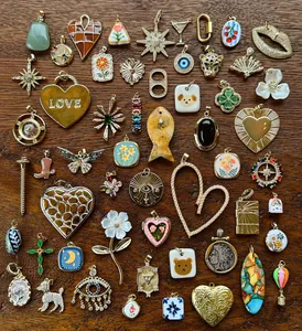 Primo piano di una collezione diversificata di ciondoli artigianali vintage per gioielli DIY