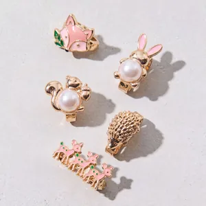 Detailaufnahme von Tier-Schuhsteckern mit Perlen und Emaille wie Fuchs und Hase