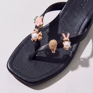 Detailansicht von Waldtier-Schuhclips mit Perlen- und Emaille-Verzierungen