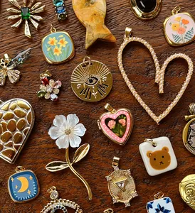 Collezione di ciondoli vintage fatti a mano a forma di cuore, stella e fiore per il fai da te.