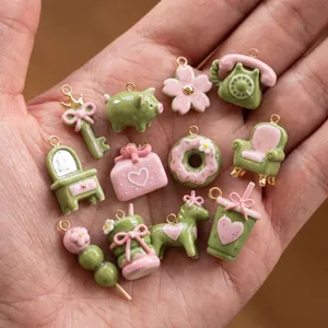 Vue détaillée de divers charms en émail rose et vert macaron pour la création de bijoux
