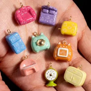 Primo piano di vari ciondoli colorati per mobili in miniatura in stile macaron