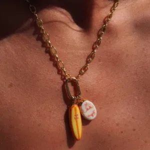 Collar con colgante de tabla de surf de esmalte pintado a mano con cadena dorada playa