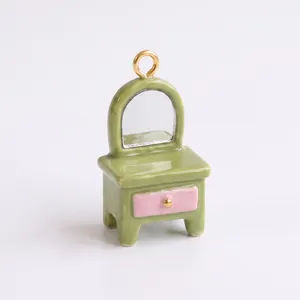 Gros plan d'un pendentif coiffeuse en émail vert et rose macaron pour bijoux DIY créatifs