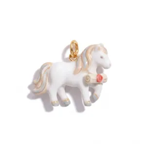 Vista detallada de un amuleto de poni 3D blanco con esmalte pintado a mano para joyas
