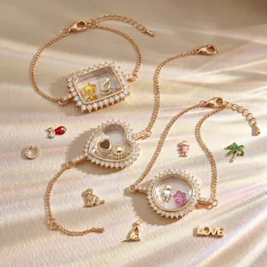 Primo piano di bracciali in cristallo oro rosa con ciondoli a cuore e tondi in flat lay