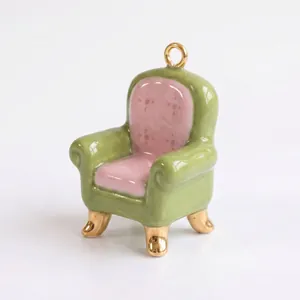 Vue détaillée de la breloque fauteuil en émail rose et vert pour des colliers DIY.