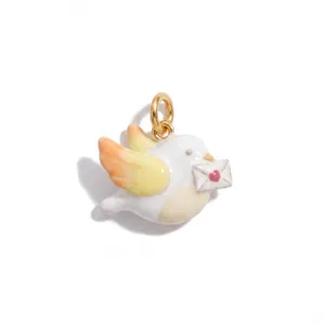 Primer plano de lindo colgante de pájaro de esmalte blanco con sobre de corazón para joyas