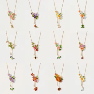 Collezione di collane vintage in smalto con fiori, animali e nappe, stile retrò