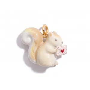 Imagen detallada de un adorable colgante de ardilla de cerámica con sobre de corazón