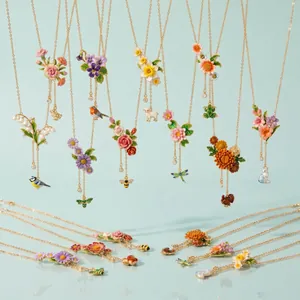 Dettaglio di vari colli in smalto retrò con fiori, animali e nappe