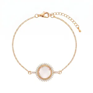 Vista dettagliata del bracciale a girasole in oro rosa con cristallo e pavé di pietre