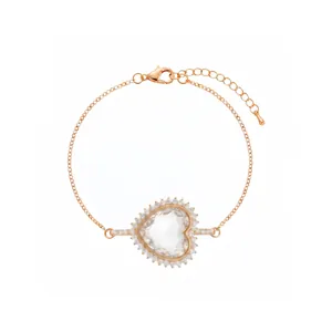 Dettaglio macro del bracciale regolabile in oro rosa con cristallo a cuore e halo