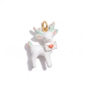 Primer plano detallado de un lindo colgante de cervatillo blanco 3D con carta de amor