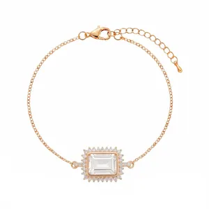 Bracciale regolabile in oro rosa con cristallo rettangolare e contorno halo.
