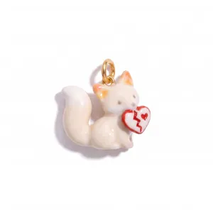 Vista detallada de un colgante de zorro blanco en esmalte 3D con un corazón roto rojo.