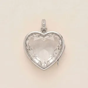 Primo piano di un ciondolo a cuore in cristallo con gancio impreziosito da strass.