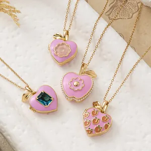 Collares con relicario de corazón de esmalte rosa con melocotones y flores en cadenas doradas
