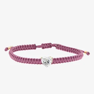Detail einer lila geflochtenen verstellbaren Armband mit herzförmigem Stein