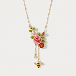 Dettaglio ravvicinato di una collana vintage di fiori in smalto con ciondolo ape